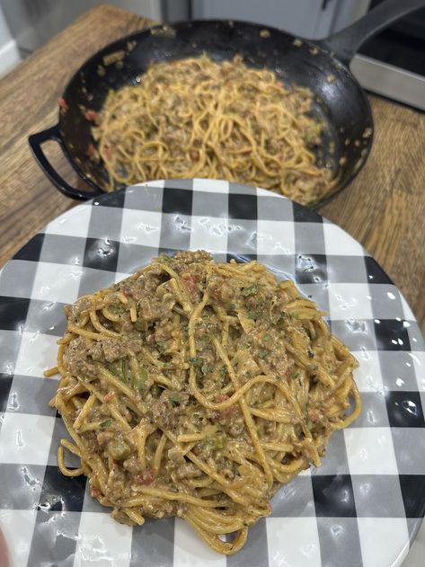 One Pan Taco Spaghetti - Cooking in the Midwest Cooking In The Midwest, Dinner Pies, Taco Spaghetti, Cooking Spaghetti, Drying Cilantro, Family Friendly Recipes, Weeknight Dinner Recipes Easy, Easy Weeknight Dinner, Fire Roasted Tomatoes