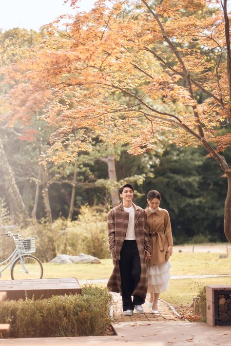 Spring Outfits Japan, Young Couples Photography, Autumn Photography Portrait, Japan Photoshoot, Japan Autumn, Pre Wedding Photoshoot Outfit, Japan Outfit, Engagement Photo Poses, Wedding Mood Board