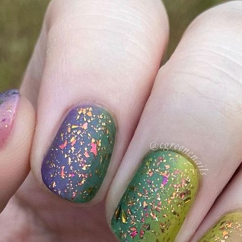 Holo Taco💿🌮 on Instagram: "Matte or Glossy? Transition into fall with this down to earth gradient mani topped with Fallen Flake Taco🍂 by @cgreenenails 🍁😌 #holotaco #downtoearth #nailart #fallenflaketaco 💿🌮" Holo Taco Nails, Taco Nails, Holo Taco, Manicures Designs, Down To Earth, Keratin, Fashion Makeup, Art Designs, Nails Inspiration