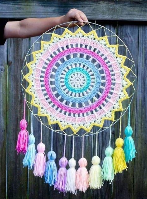 Capturing Dreams in Crochet: Follow Our Detailed Dream Catcher Tutorial Crochet Dreamcatcher Pattern Free, Diy Wall Hanging Yarn, Crochet Dreamcatcher Pattern, Pattern Aesthetic, Crochet Doily Rug, Crochet Wall Hanging, Dream Catcher Patterns, Crochet Wall Art, Crochet Dreamcatcher