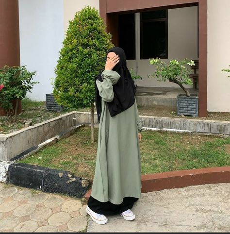 Abaya Poses Photography, Ootd Hijab Syari Casual, Muslimah Outfit Ideas, Ootd Hijab Simple, Muslimah Fashion Casual, Fesyen Islam, Hijab Simple, Moslem Fashion, Model Gamis