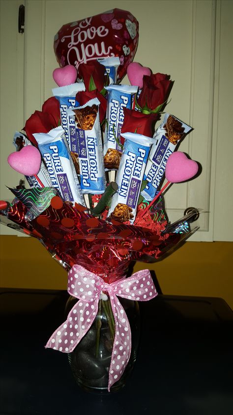 Protein bar bouquet; a great alternative to a candy bouquet. Protein Bar Bouquet Diy Gifts, Protein Bar Bouquet, Fitness Party Theme Decorations, Bouquet Diy Gift, Candy Bar Bouquet, Protein Bars Homemade, Valentine Bouquet, Candy Bouquets, Protein Bar