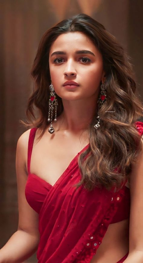 Alia Bhat Blouse Designs Rocky Aur Rani, Women Beauty Products, Alia Bhatt Saree, Photo Women, Alia Bhatt Photoshoot, Adah Sharma, Anushka Shetty, Turkish Women, Bollywood Girls