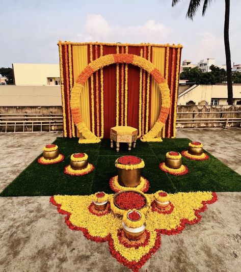 Mangal Snanam, Marigold Wedding Decoration, Leaf Decor Wedding, Haldi Decoration Ideas, Haldi Ceremony Decorations, Haldi Decoration, Small Wedding Decor, Welcome Home Decorations, Simple Stage Decorations