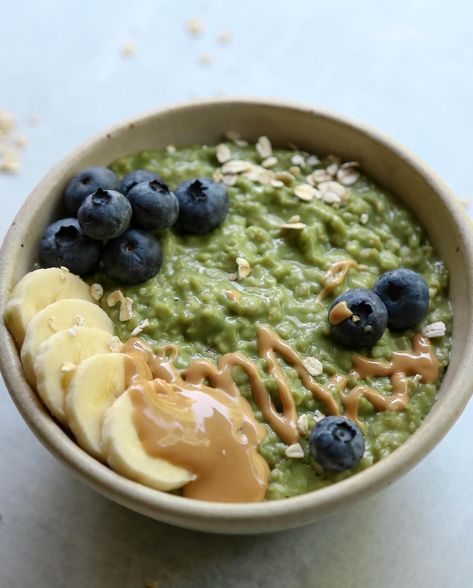 🥜🍵 Creamy PB Matcha Oats 🥛🥜⁣ ⁣ 1/2 cup Old Fashioned Oats⁣ 1 cup Water ⁣ 1/3 cup Milk⁣ Pinch of Salt ⁣ 1 tsp. @soarorganics Matcha Powder⁣ 2 tbsp. Peanut Butter⁣ 1 tbsp. Honey or Maple Syrup ⁣ Additional toppings 🍌⁣ ⁣ Bring water, milk & pinch of salt to a boil. Add oats and reduce heat to medium-low. Simmer for 10 min, stirring occasionally. Remove from heat and stir in matcha, PB & sweetener. Add desired toppings & enjoy! ⁣ ⁣ ⁣ #matcha⁣ #matchaoats ⁣ #matcharecipes Matcha Oatmeal, Matcha Oats, Old Fashioned Oats, Matcha Powder, Oats Recipes, Pinch Of Salt, Maple Syrup, 1 Cup, Oats