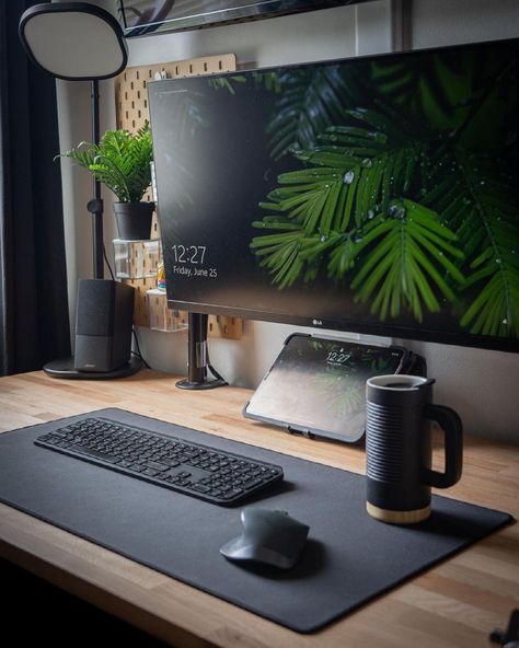 Desk Accessories Aesthetic, Computer Desk Setup, Home Studio Setup, Desk Setups, Desktop Setup, Bedroom Setup, Computer Room, Gaming Room Setup, Workspace Inspiration