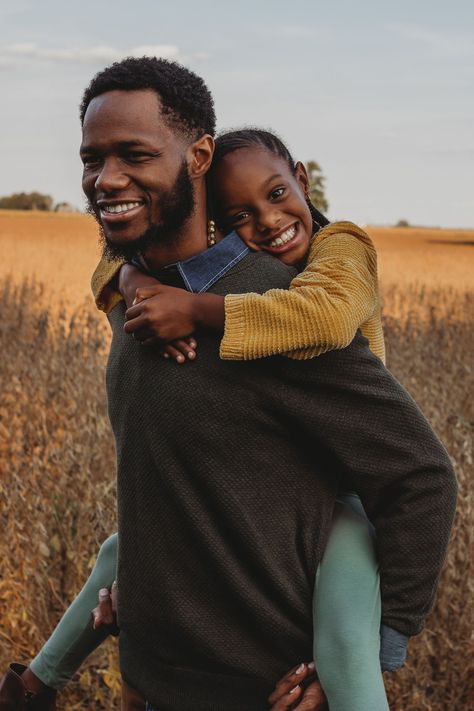 Daddy And Me Photo Shoot Father Daughter, Father Daughter Photoshoot Ideas, Father Daughter Portraits, Dad With Kids Photoshoot, Father And Daughter Poses, Father And Daughter Pictures, Father Photoshoot, Dad And Daughters Photography, Father And Daughter Photoshoot