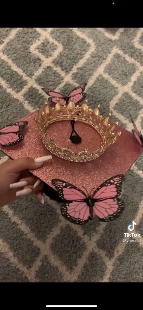 Graduation Cap Designs Crown, Graudtion Caps Ideas, Cap For Graduation Ideas, Aesthetic Graduation Caps, Cap Inspo Graduation, Baddie Graduation Cap, Crown Graduation Cap, Graduation Cap Designs Aesthetic, Graduation Caps Ideas