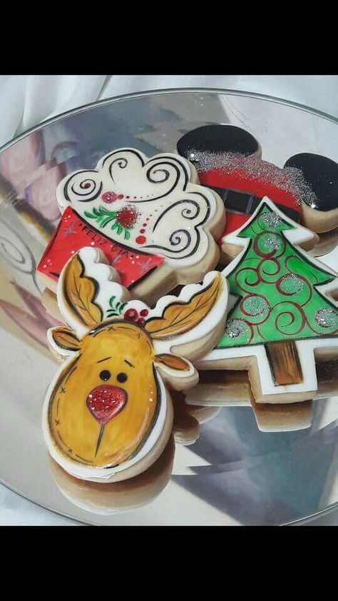 Galletas pintadas a mano sobre fondant Snowflake Christmas Cookies, Painted Cookies, Hand Painted Cookies, Paint Cookies, Christmas Cookies Decorated, Christmas Sugar Cookies, Cookie Art, Favorite Cookies, Decorated Cookies