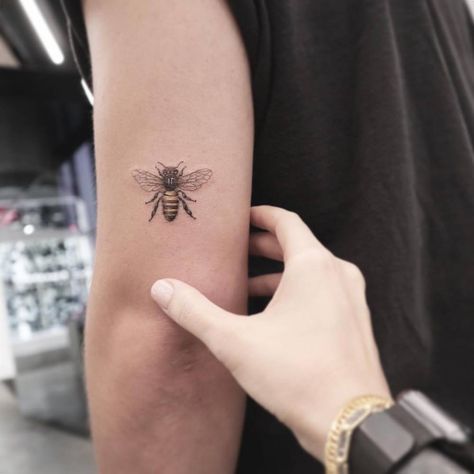 Bee Tattoo Ideas, Tatoo Dog, Tricep Tattoos, Tattoo On The Back, Bee Tattoos, Honey Bee Tattoo, Dibujos Tattoo, Tattoos Inspiration, Kunst Tattoos