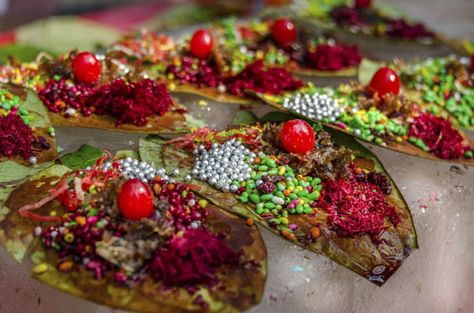 Go to Keshav Pan Bhandar in #Varanasi and relish on some delicious #paan. This #paan shop is located near Sankat Mochan Mandir #Street #Food #India . #ekPlate #ekplatepaan Meetha Paan, Indian Food Photography, Desi Street Food, Sweet Dishes Recipes, Food Drink Photography, Food Vids, Masala Recipe, Indian Food Recipes Vegetarian, Asian Cooking