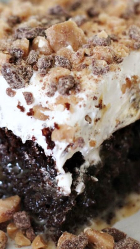 Better Than Anything Cake ~ Combines all things great into the PERFECT gooey dessert! Cream Cheese Swirl Brownies, Better Than Anything Cake, Cream Cheese Swirl, Swirl Brownies, Brownies Recipe, Yummy Sweets, Savoury Cake, Food Cakes, Eat Dessert