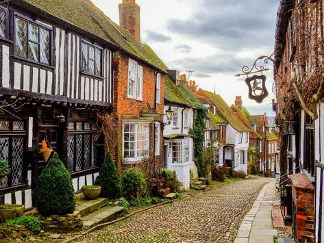 The 8 Most Beautiful Small Towns in England | Jetsetter Ludlow Castle, Arlington Row, Bourton On The Water, Bg Design, Day Trips From London, Abandoned Castles, English Village, Quaint Village, British Heritage