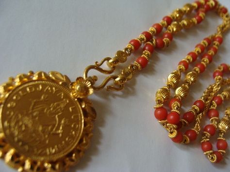 Small Coral Beads Jewellery, Coral Gold Chain, Bangel Design, Coral Jewellery, Temple Jewelry Necklace, Gold Jewelry Outfits, Coral Design, Gold Mangalsutra Designs, Gold Chain Design