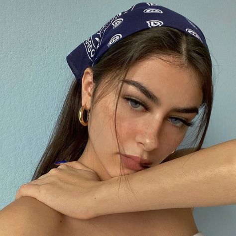 Bandana On Head, Bandana Girl, Highsnobiety Fashion, Aesthetic Outfits Men, Looks Country, Daily Outfit Inspiration, Bandana Hairstyles, Peasant Style, Brunette Girl