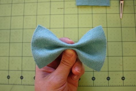 Bow Tie Baby Shower Theme, Felt Bow Tutorial, Felt Bow Tie, Bow Tie Tutorial, Make A Bow Tie, Making Felt, Pretty Printables, Paper Bow, Felt Bows