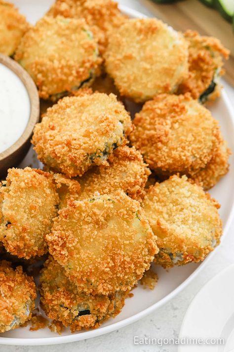 Fried Zucchini Fried Zucchini Recipe, Fried Banana Recipes, Zucchini In The Oven, Fried Zucchini Recipes, Quick Bread Recipes Easy, Eating On A Dime, Fried Zucchini, Easy Peasy Recipes, Zucchini Recipe