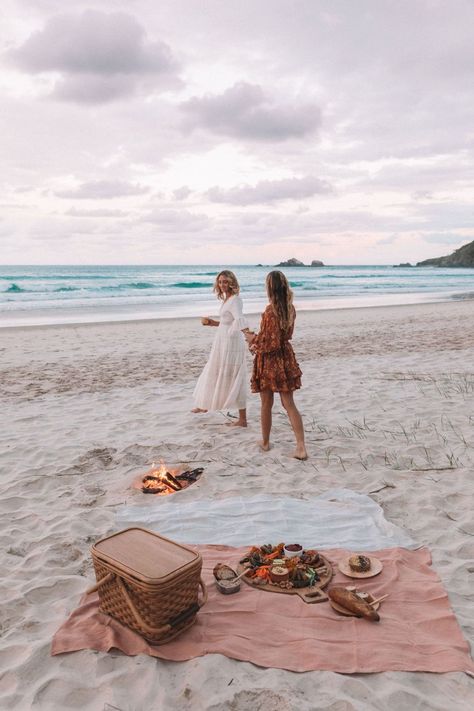 Millie BJ on Twitter: "#Dinner will be perfect for catching up. #Evening #picnic on the beach perhaps? Have a beautiful day #dear #BFF ! ☕️☀️💐🍃💜 #ArtsandScents @FragranceWings #MillieTv… https://t.co/NWuF5AlSGG" Picnic Pictures, Picnic Inspiration, Winter Sunset, Tropical Beaches, Sopot, Beach Poses, A Picnic, Beach Photoshoot, Beach Picnic