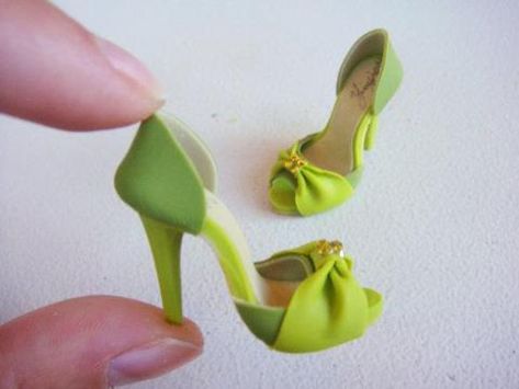 I want these in my size!!!!!!!!!! Clay Shoes, Crea Fimo, Miniature Shoes, Diy Fimo, Accessoires Barbie, Barbie Shoes, Polymer Clay Miniatures, Cute Clay, Barbie Accessories