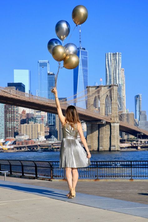 Brooklyn Bridge Park photo shoot with balloons. Photo Ideas With Balloons, Photo With Balloons, Photo Shoot With Balloons, Balloon Photoshoot Ideas, Pictures With Balloons, Photos With Balloons, Photoshoot With Balloons, Brooklyn Bridge Pictures, Birthday Poses