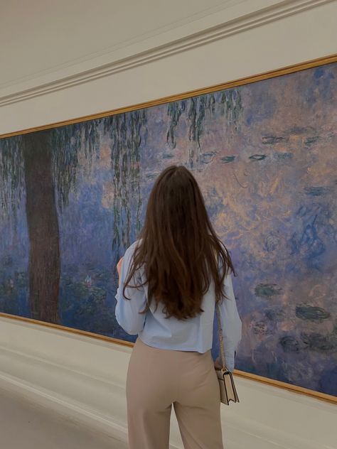 girl standing in front of water lilies painting by claude monet in musee d l'orangerie in paris Orangerie Paris, Euro Winter, Paris Pics, Museum Photos, Paris Photo Ideas, Homemade Perfume, Europe 2024, Gallery Photography, French Travel