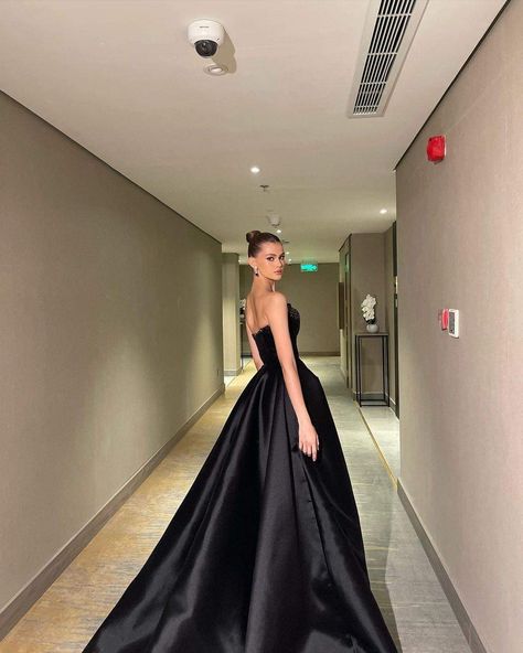 Long Dress For 18th Birthday, Abi Ball, Elegant Flower Girl Dress, Dresses Glitter, Arabic Women, Classy Prom, Prom Inspo, Classy Prom Dresses, Satin Evening Dresses