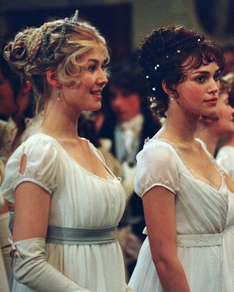 Jane Austen Fashion 2019: Rosamund Pike and Keira Knightley in Pride and Prejudice wearing white dresses and pearls Pride & Prejudice Movie, Most Ardently, Pride And Prejudice 2005, Jane Austen Novels, Regency Era Fashion, Jane Austin, Elizabeth Bennet, Jane Austen Books, Rosamund Pike