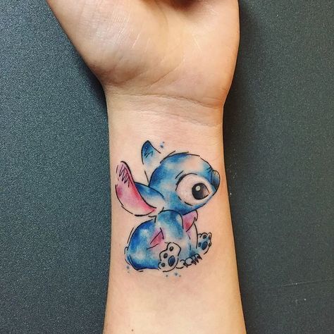 Disney Stitch Tattoo, Lilo And Stitch Tattoo, Wrist Tattoos Girls, Tattoo Disney, Stitch Tattoo, Studio Tattoo, Tattoo Trend, Disney Tattoo, Inspiration Tattoos