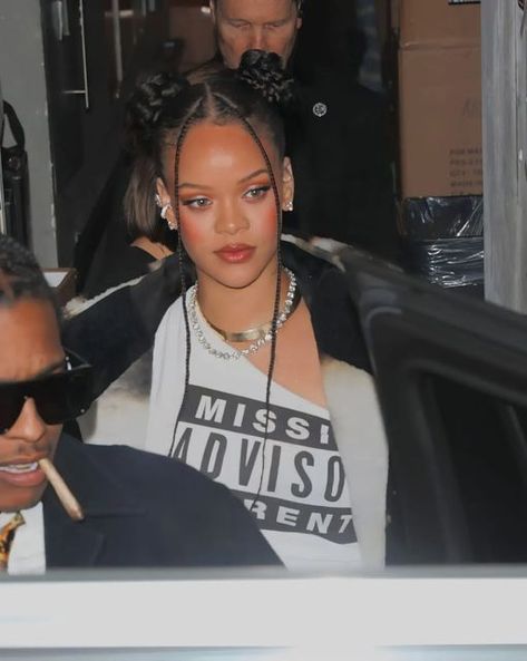 Rihanna Space Buns, Rihanna Partying, Beyonce Braids Hairstyles, Rihanna Braids Hairstyles, Ponytail Braids For Black Women, Rihanna Braids, Rihanna Party, Rihanna Carnival, Coiffed Hair