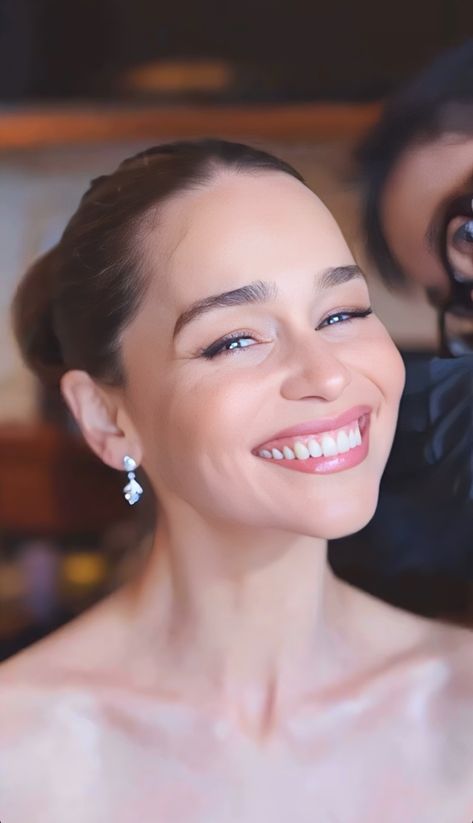 Emilia Clarke No Makeup, Emilia Clarke Makeup, Amelia Clarke, Emilia Clarke Pics, Emilia Clarke Style, Gorgeous Smile, Romantic Woman, Big Ears, Emilia Clarke