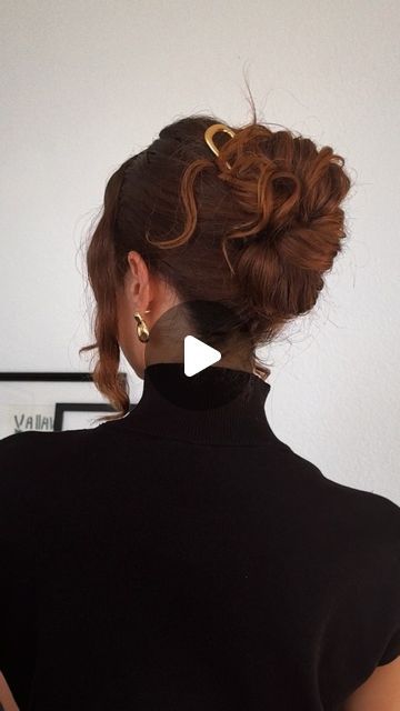 Melissa Frusco on Instagram: "faux french twist 💫 try this hack if you’re struggling to keep your hair up in a french twist hairstyle! creating a pull through side ponytail secures your hair while still looking like the base of a french twist   I’m using extra large hair pins to keep my style in place & my @bydeborahpagani large gold hair pin to finish the look   #wavyhairstyle #frenchtwist #frenchtwistupdo #updohairstyles #updo #curlyupdo #longhairstyles #longhair #holidayhair #fallhair #fallhaircolor #brownhaircolor #curlyhair #wavyhair #hairideas #hairtutorial #easyhairstyles #longhair #trendyhair" Easy French Twist Medium Hair, How To Use A French Hair Pin, French Pin Hairstyles, French Updo, Professional Hairstyles For Work, Modern French Twist, French Twist Hairstyle, Pin Hairstyles, Twist Hairstyle