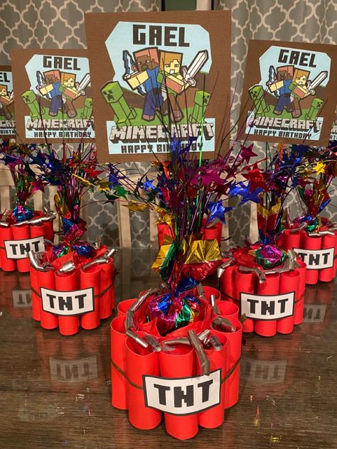 Tnt Centerpiece, Minecraft Birthday Party Table, Minecraft Birthday Diy Ideas, Diy Minecraft Centerpieces, Minecraft Birthday Party Centerpieces, Minecraft Birthday Centerpieces, Mindcraft Party Centerpieces, Minecraft Party Table Set Up, Minecraft Party Centerpiece