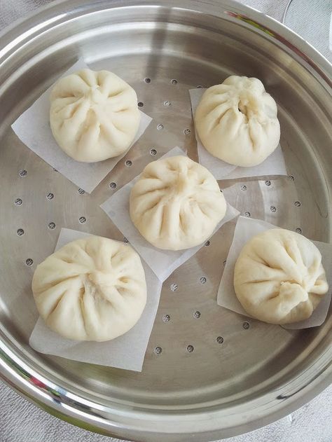 The Informal Chef: Steamed Meat Bun (sang yuk bao) 生肉包 Steamed Meat, Pork Bun, Meat Bun, Cooking Chinese Food, Pork And Cabbage, Pork Buns, Steamed Buns, Bulgogi, Deilig Mat