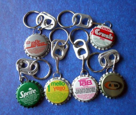 Keychain Diy Ideas, Bottle Cap Projects, Chains Aesthetic, Dollar Store Christmas Crafts, Bottle Cap Art, Bottle Cap Crafts, Vintage Bottle, Friendship Bracelets Diy, Craft Night