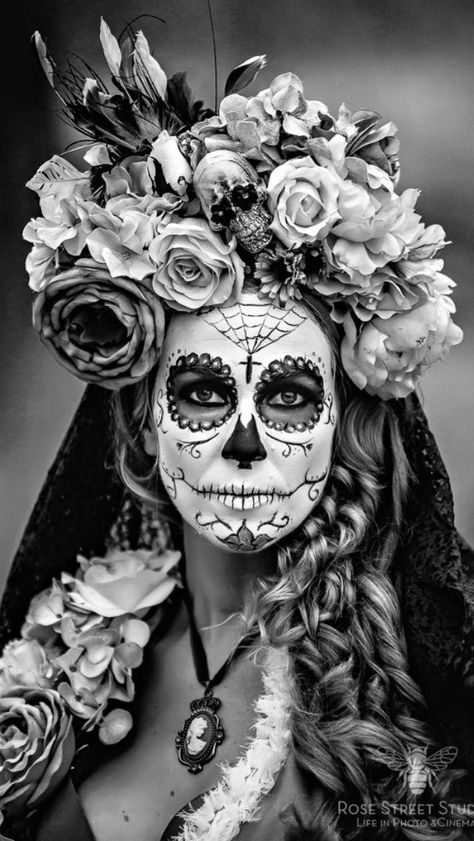 Beautiful dia de los muertos woman. Wedding Mexican, Den Mrtvých, Day Of The Dead Party, Dead Makeup, Mexican Skull, Day Of Dead, Day Of The Dead Art, Sugar Skull Makeup, Flowers In Her Hair