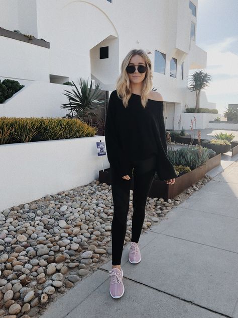 Pink Trainers Outfit, Pink Sneakers Outfit, Black Leggings Outfits, Pink Trainers, Trainers Outfit, Engagement Photo Outfits Fall, Sneaker Outfits, Leggings Outfits, Black Leggings Outfit