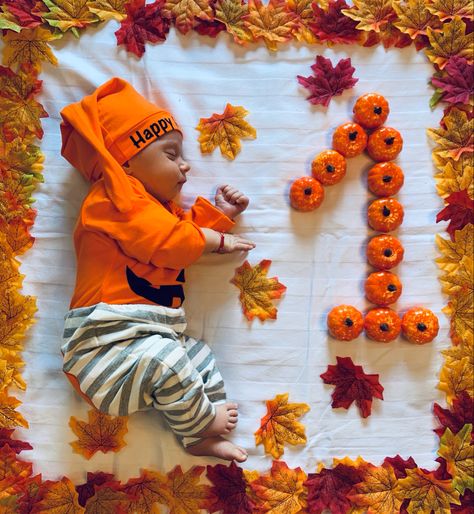 One Month Halloween Baby Pictures, October 1 Month Baby Pictures, 1 St Month Baby Photo Shoot, 1st Month Baby Pictures Ideas, Baby Birthday Month, Baby Holiday Photos, Baby Photography Poses, 1 Month Baby, One Month Baby