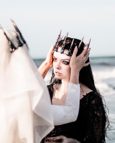 Good Vs Evil Photography, Dark And Light Photoshoot, Good And Evil Photography, Queen And Princess Photoshoot Ideas, Good Vs Evil Photoshoot, Good And Evil Photoshoot, Evil Twin Aesthetic, Evil Queen Photoshoot, Witch Besties