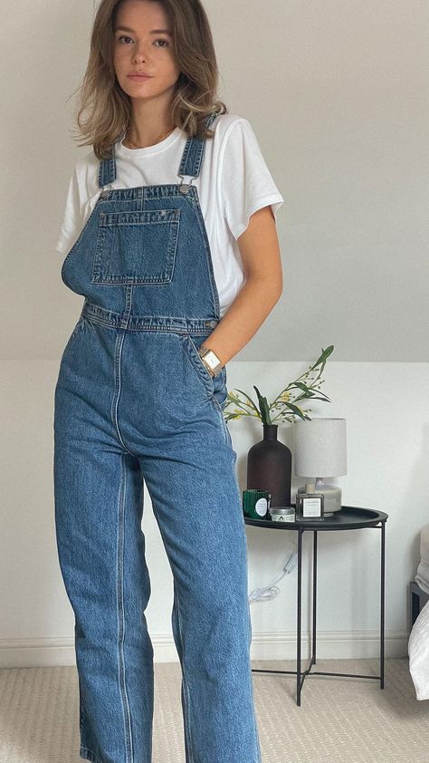 Dungaree Skirt Outfit, Dungarees Outfit Summer, Dungaree Outfit Ideas, How To Style Dungarees, Denim Dungarees Outfit, Dungaree Outfits, Cute Overall Outfits, Amy Ward, Barista Outfits