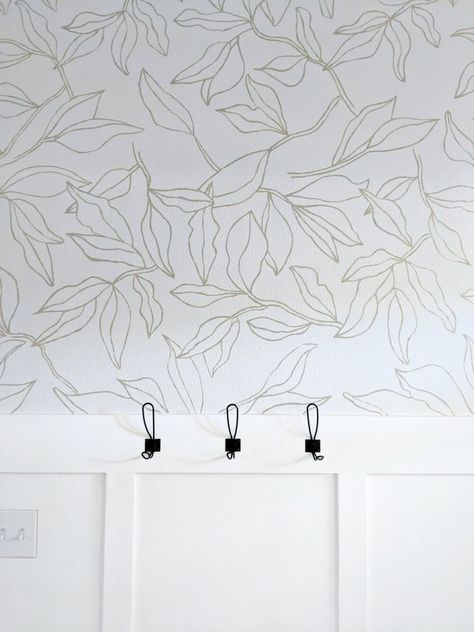 Painted Wall Design Bathroom, Faux Painted Wallpaper, Painted Faux Wallpaper, Faux Wallpaper Paint, Hand Painted Wall Murals Diy, Diy Wallpaper Paint, Diy Painted Wallpaper, Hand Painted Wall Pattern, Diy Faux Wallpaper