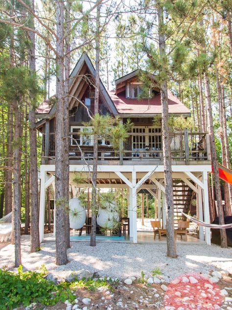 Treehouse Elevator, The Art Of Slow Living, Art Of Slow Living, Treehouse Cabins, Cabin Retreat, Tree House Diy, Cool Tree Houses, Rumah Minecraft, Tree House Designs