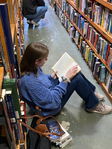 Reading In Library, Reading In Public, Reading Photography, Bookworm Aesthetic, Reading City, Reading Girl, Life After High School, People Reading, Bookstore Cafe