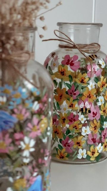 Painted Jars Ideas Diy Projects, Painted Glass Vases Diy, Glass Vase Painting Ideas, Jar Painting Ideas Cute, Glass Jar Gift Ideas, Painting Glass Bottles, Mason Jar Painting Ideas, Painting Diy Ideas, Glass Vase Painting