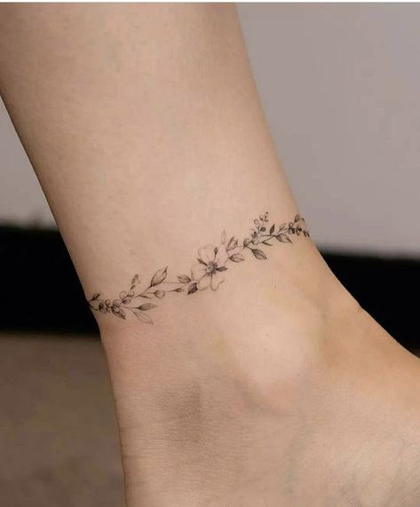 Small Vine Tattoo, Armband Tattoo Frau, Ankle Bracelets Tattoos For Women, Tattoos Pulseras, Anklet Tattoos For Women, Wrist Bracelet Tattoo, Tattoo Ankle, Tato Minimal, Vine Tattoo