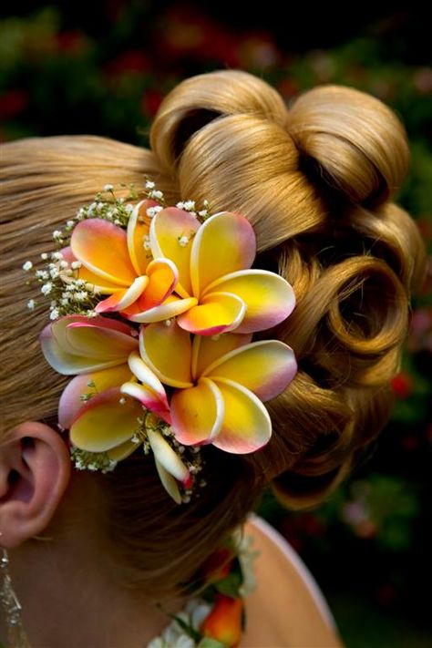 Hawaiian Wedding Flowers, Luau Wedding, Flowers In Her Hair, Plumeria Flowers, Wedding Vows Renewal, Hawaiian Flower, Hawaiian Wedding, Wedding Hairstyle, Hawaiian Flowers