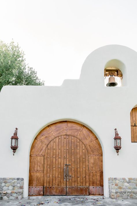 21 Arizona Wedding Venues We love | Photo + Films | Stephen & Melissa Arizona Venues Wedding Locations, Wedding Venue Arizona, Wedding Venues Arizona, Oro Valley Arizona, Simple Church Wedding, Scottsdale Wedding Venues, Scottsdale Resorts, Villa Siena, Bella Wedding