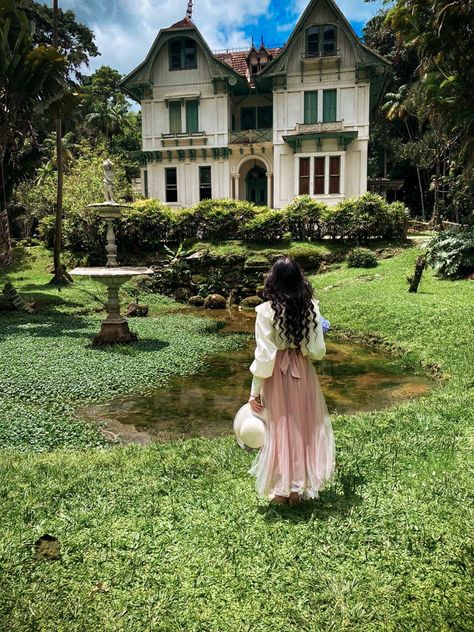 Victorian House Photoshoot, Mary Lennox Aesthetic, Edwardian Era Aesthetic, Dreamscape Garden, Victorian Garden Aesthetic, Cottagecore Mansion, Vintage Victorian Aesthetic, Edwardian Mansion, Victorian Secret