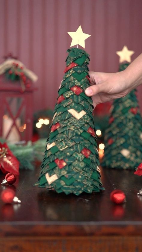 Facebook Sewing Room Christmas Tree, No Sew Quilted Christmas Tree, 3d Fabric Christmas Tree, No Sew Christmas Tree, Material Christmas Trees, Folded Fabric Christmas Tree, Fabric Trees Christmas Diy, Christmas Fabric Projects, Corner Christmas Tree