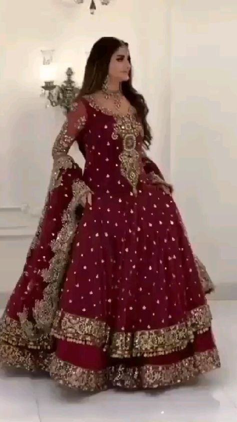 Maroon Bridal Gown Pakistani, Gown Design For Bride, Gown Designs Indian Wedding Dresses, Maroon Bridal Lehenga Pakistani, Barat Dresses Pakistani Bridal Lehenga, Pakistani Lehenga Designs, Bridal Dresses Pakistani Barat, Simple Bridal Lehenga, Lehenga Designs Bride