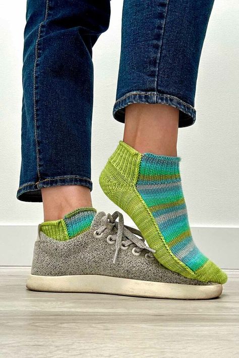 Over Easy Socks - hand knitting pattern Knitting Needle Size Chart, Sock Yarn Knitting Patterns, Short Row Heel, Diy Textiles, Work Flats, Sock Knitting, Wrap Shorts, Socks Pattern, Vogue Knitting